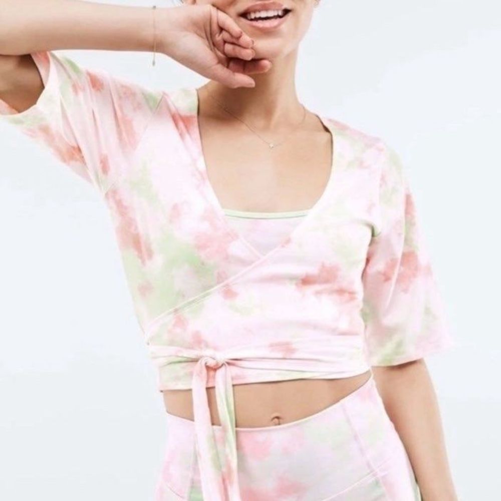 NWT fabletics tye dye short sleeve wrap top